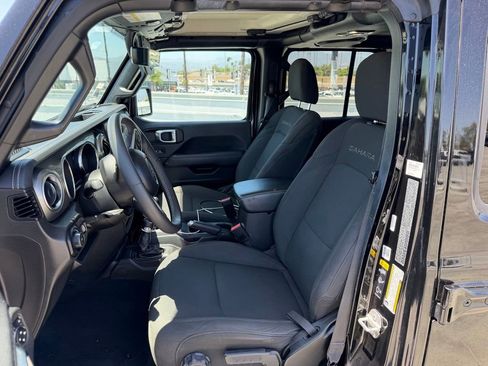 Used 2023 Jeep Wrangler Unlimited Sahara AWD/4WD image 5