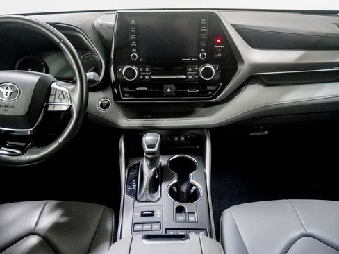 Used 2021 Toyota Highlander XLE AWD/4WD image 24