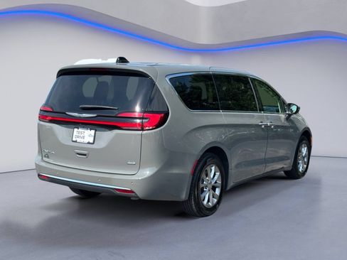 Used 2023 Chrysler Pacifica Touring-L AWD/4WD image 3