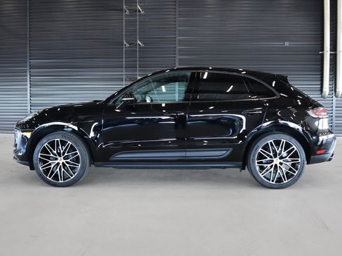 Certified 2025 Porsche Macan image 2