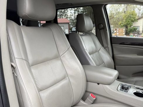 Used 2011 Jeep Grand Cherokee Laredo image 25