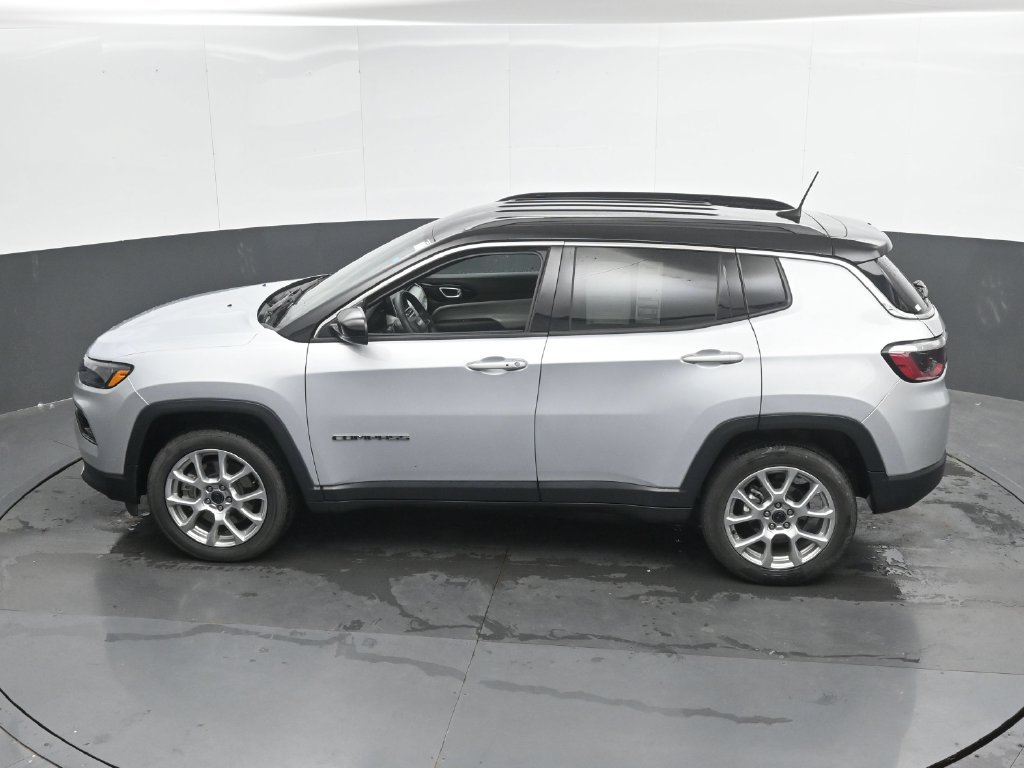 Used 2025 Jeep Compass Limited AWD/4WD image 37