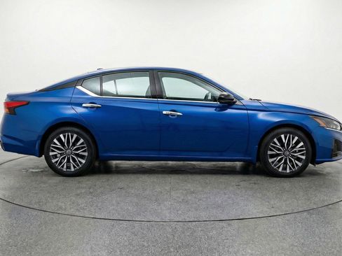 Used 2025 Nissan Altima 2.5 SV FWD image 11