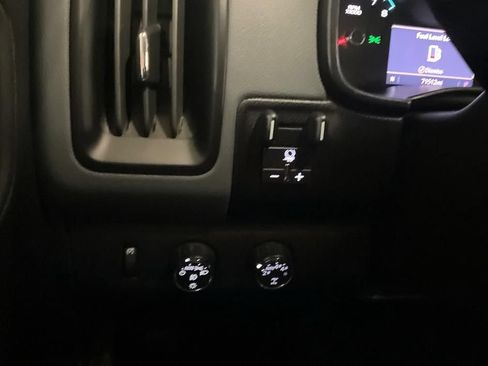 Used 2022 Chevrolet Colorado Z71 AWD/4WD image 25