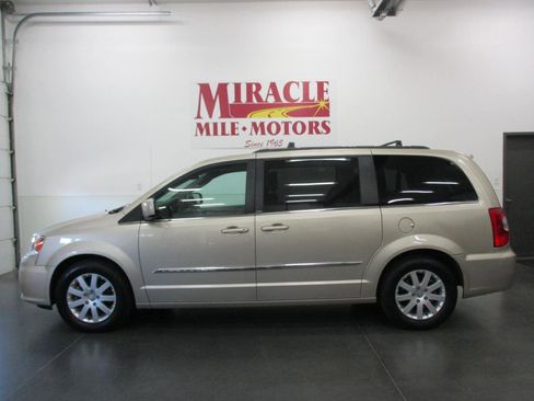 Used 2014 Chrysler Town & Country Touring image 2