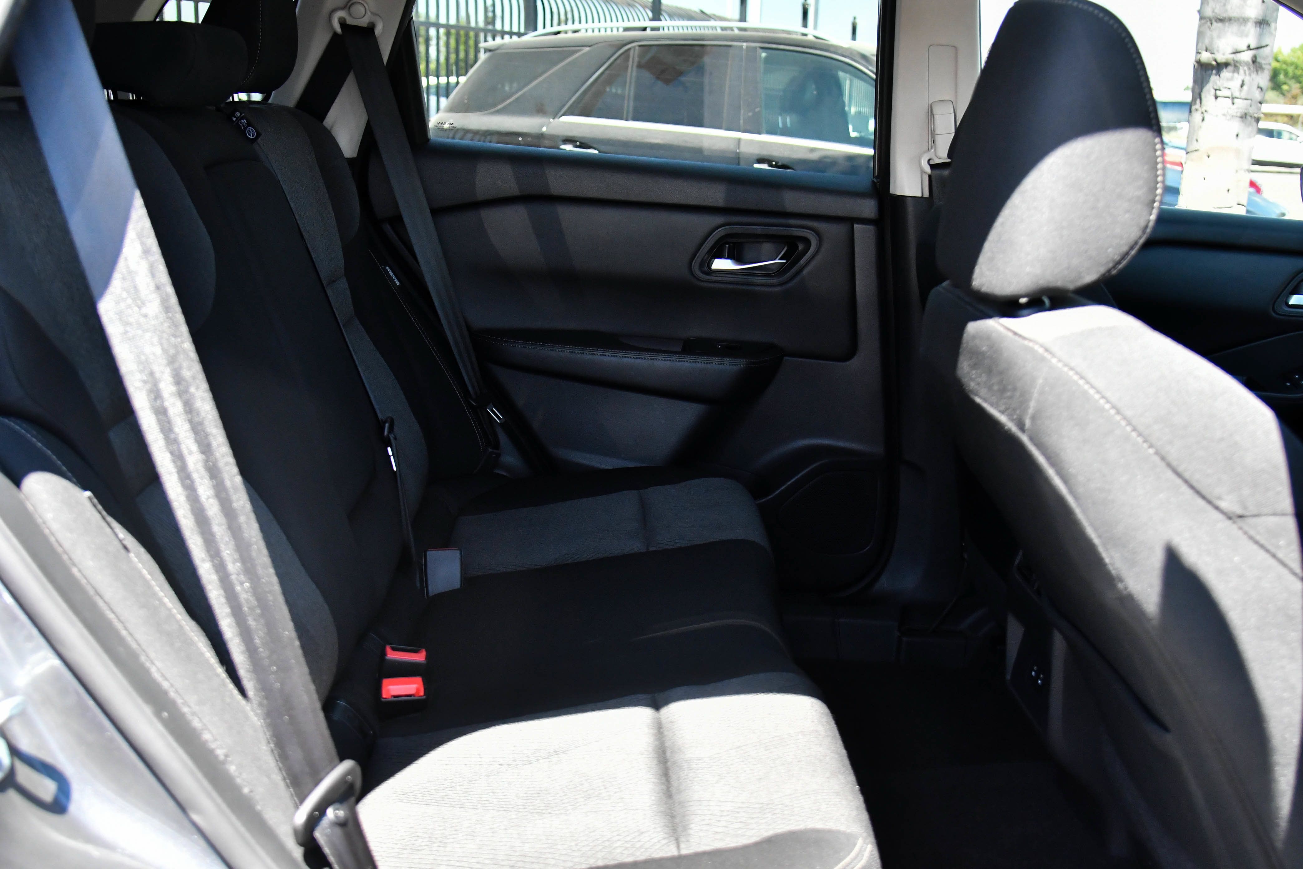 Used 2025 Nissan Rogue SV AWD/4WD image 43