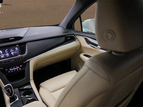 Used 2017 Cadillac XT5 FWD image 28