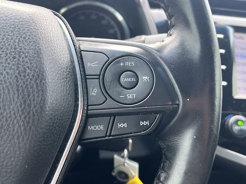 Used 2020 Toyota Camry SE image 11