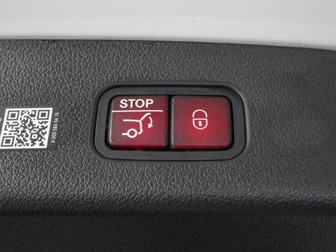 Used 2025 Mercedes-Benz GLC 300 GLC 300 image 12