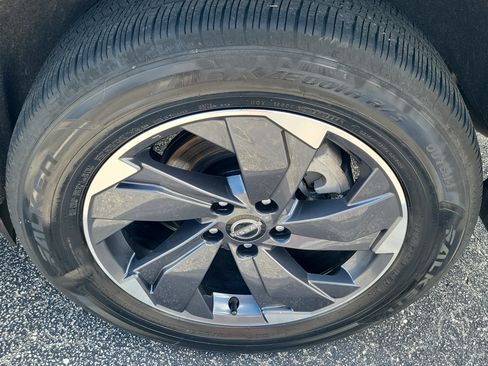 Certified 2025 Nissan Rogue SV FWD image 9