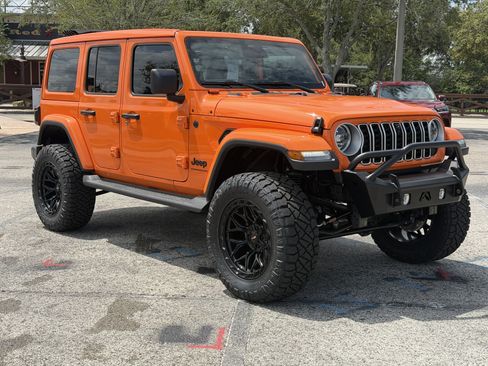 Used 2025 Jeep Wrangler Unlimited Sahara AWD/4WD image 8