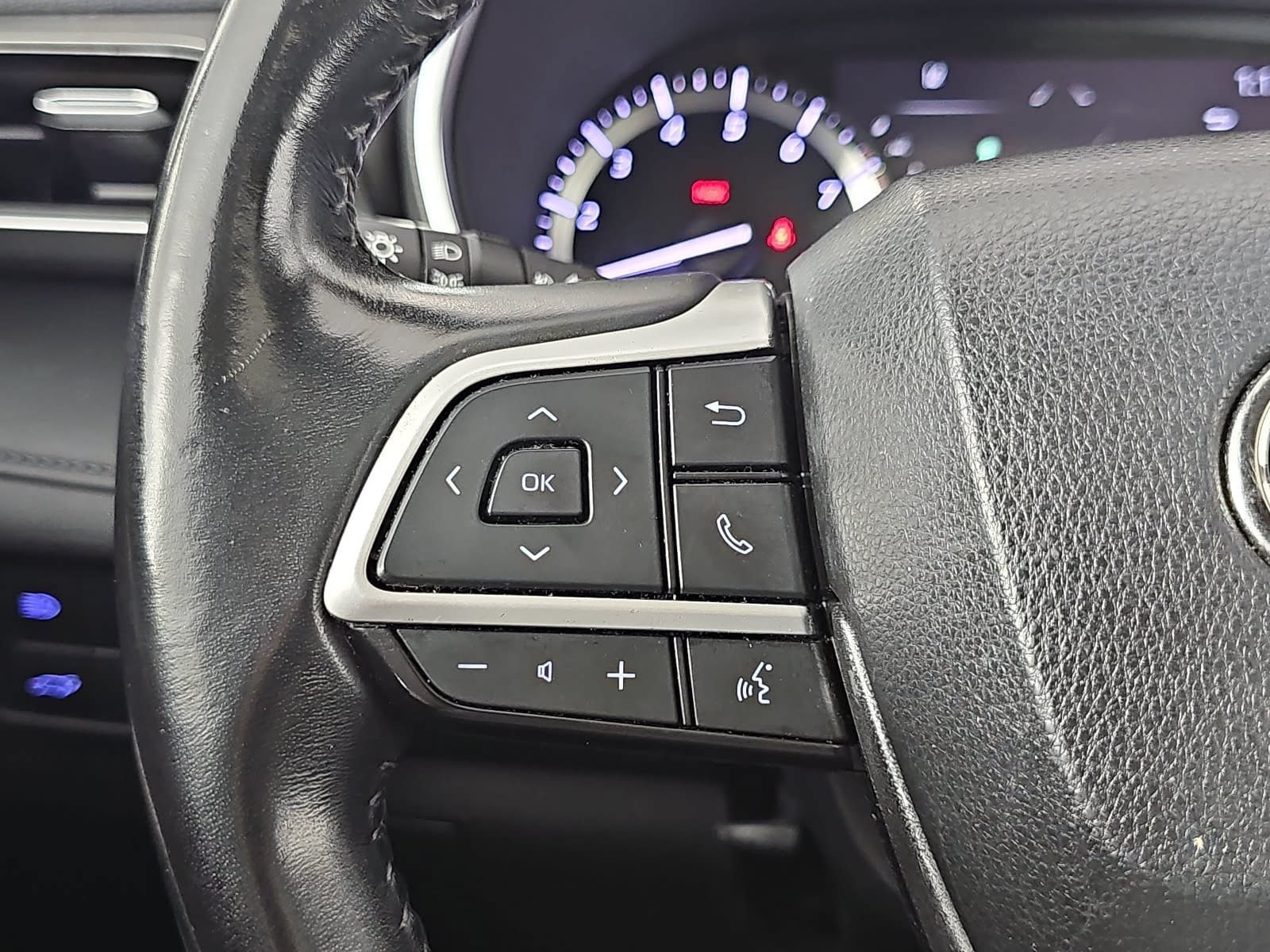 Used 2022 Toyota Highlander XLE FWD image 17