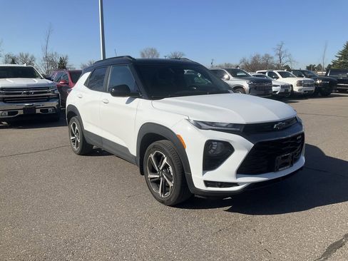 Used 2023 Chevrolet TrailBlazer RS w/ Sun and Liftgate Package image 2