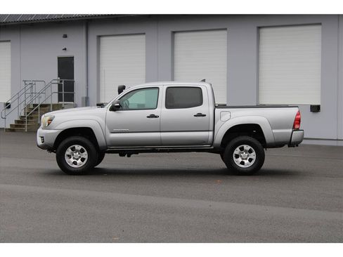 Used 2014 Toyota Tacoma 4x4 Double Cab image 2