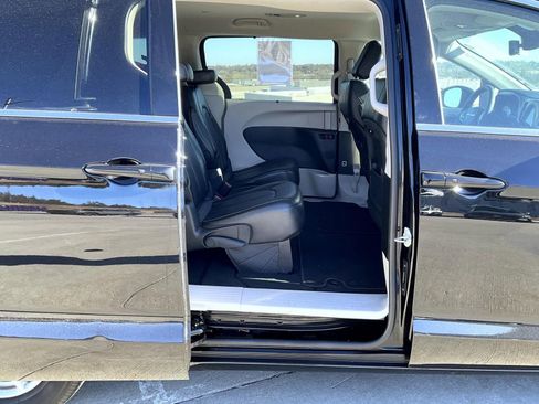 Used 2024 Chrysler Pacifica Touring-L image 17