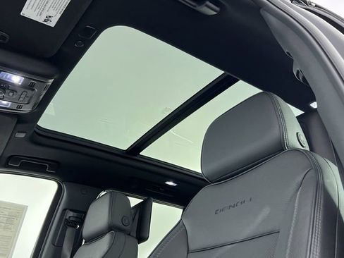 Used 2024 GMC Yukon Denali w/ Denali Reserve Package image 19