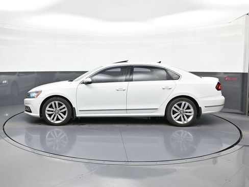 Used 2017 Volkswagen Passat 1.8T SEL Premium FWD image 4