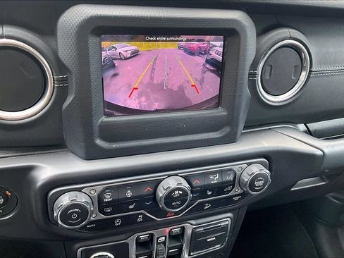 Used 2018 Jeep Wrangler Unlimited Sahara w/ Cold Weather Group AWD/4WD image 15