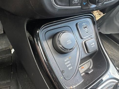 Used 2020 Jeep Compass Limited AWD/4WD image 19