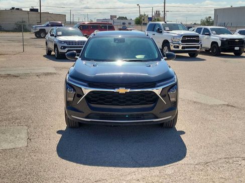 Used 2025 Chevrolet Trax LT FWD image 3