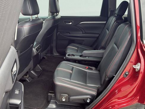 Used 2019 Toyota Highlander SE FWD image 25