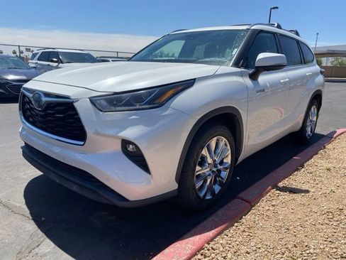 Used 2021 Toyota Highlander Limited FWD image 1