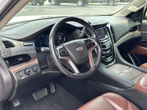 Used 2018 Cadillac Escalade Luxury AWD/4WD image 24