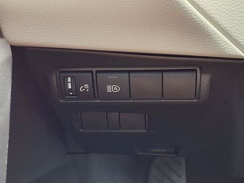 Used 2025 Toyota Corolla Cross LE FWD image 9