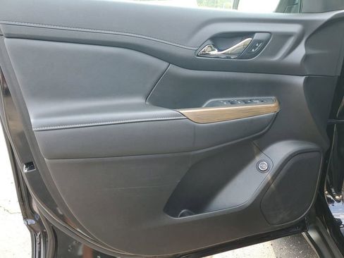 Used 2023 GMC Acadia SLE w/ Driver Convenience Package image 13