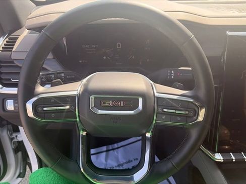 Used 2026 GMC Acadia Elevation w/ Elevation Premium Package FWD image 9