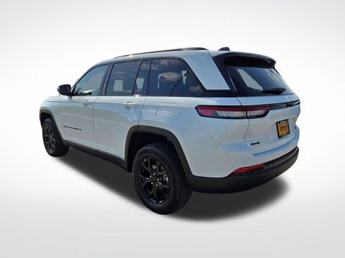 Used 2025 Jeep Grand Cherokee Altitude AWD/4WD image 7