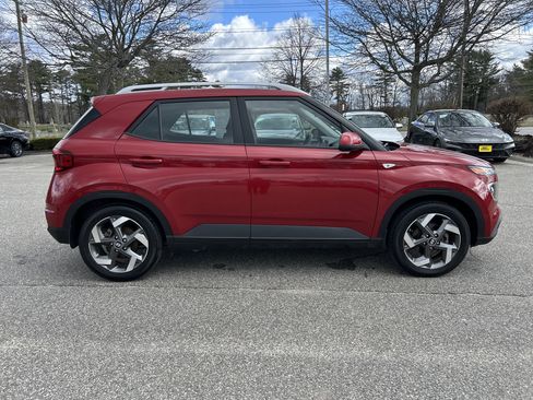 Used 2022 Hyundai Venue SEL FWD image 4