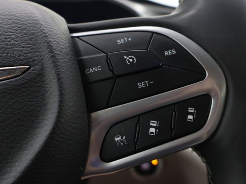 Used 2024 Chrysler Pacifica Touring-L FWD image 14