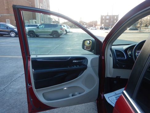 Used 2013 Chrysler Town & Country Touring-L image 10