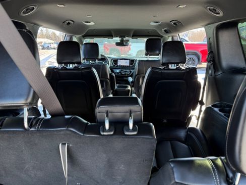Used 2025 Chrysler Pacifica Select image 16