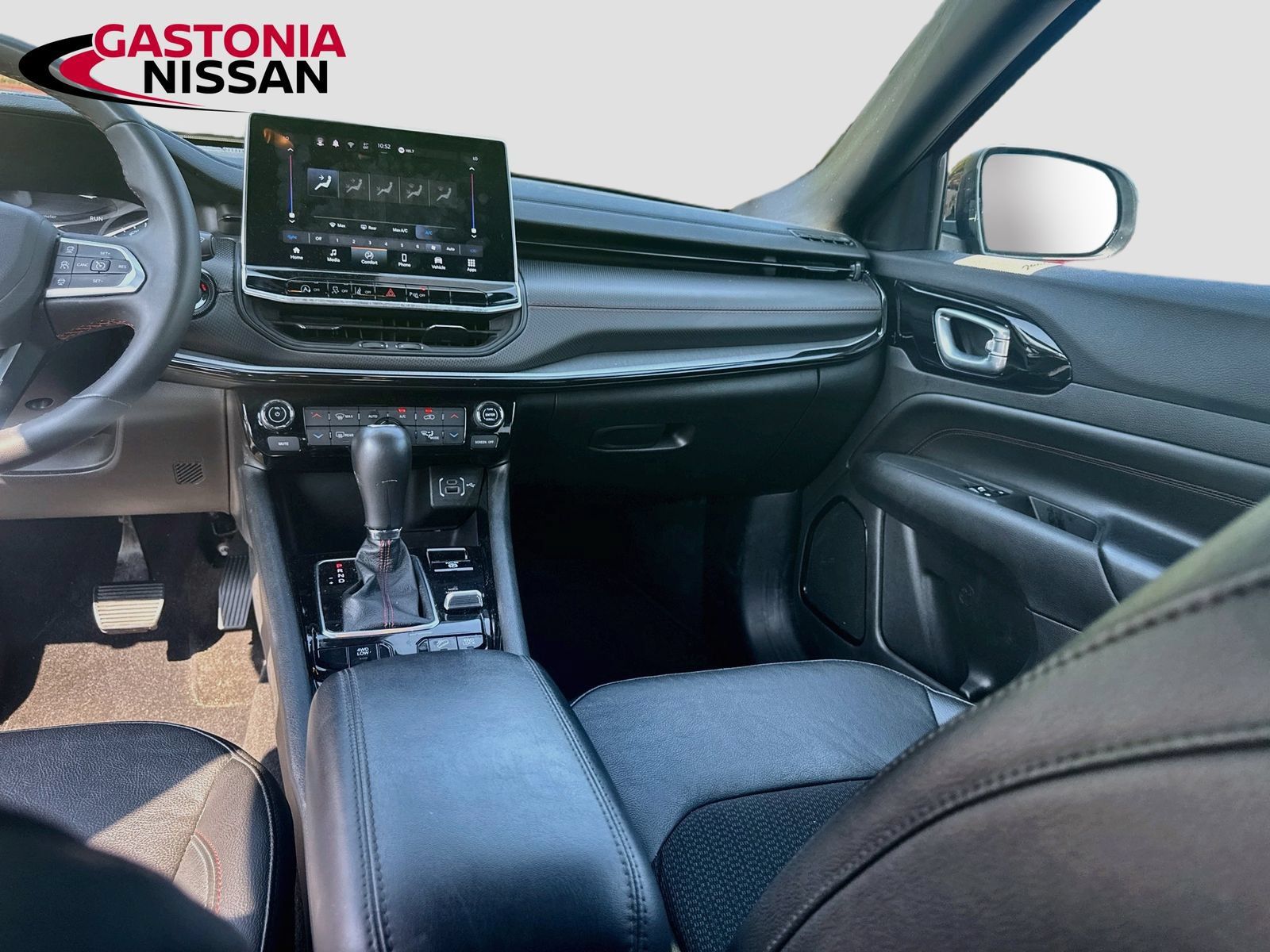 Used 2025 Jeep Compass Trailhawk AWD/4WD image 31