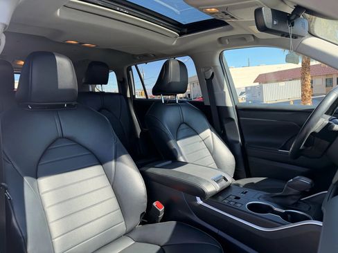 Used 2023 Toyota Highlander XLE image 17