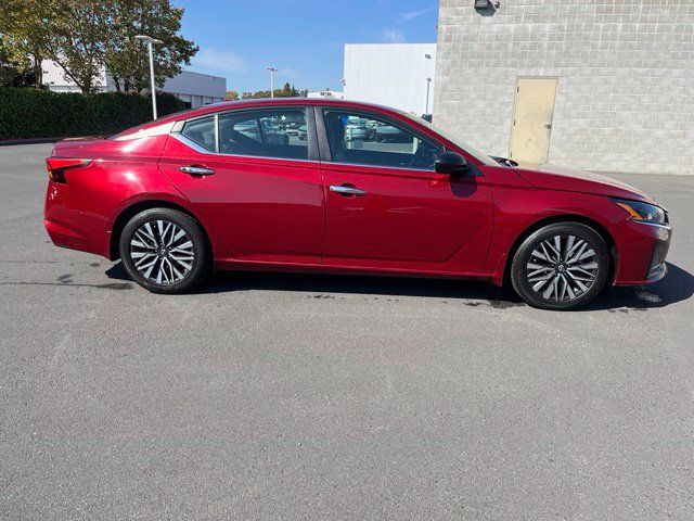 Used 2024 Nissan Altima 2.5 SV FWD image 2