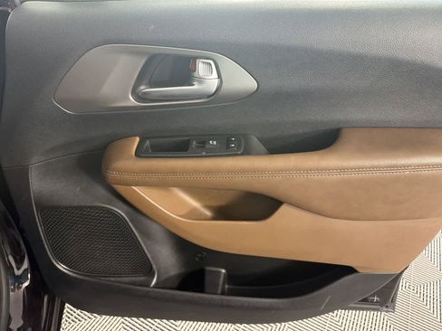 Used 2018 Chrysler Pacifica Limited FWD image 25
