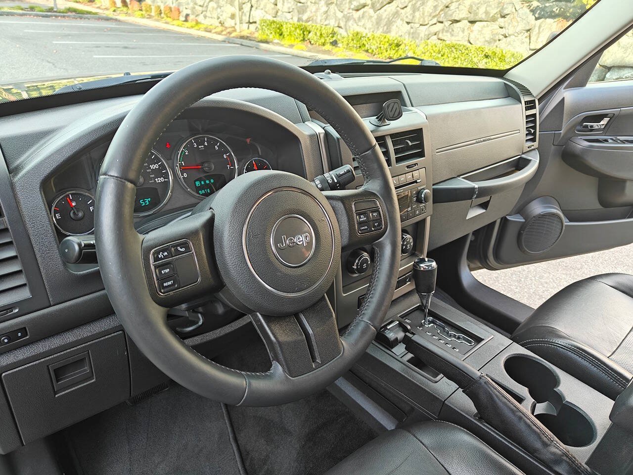Used 2012 Jeep Liberty Sport AWD/4WD image 14