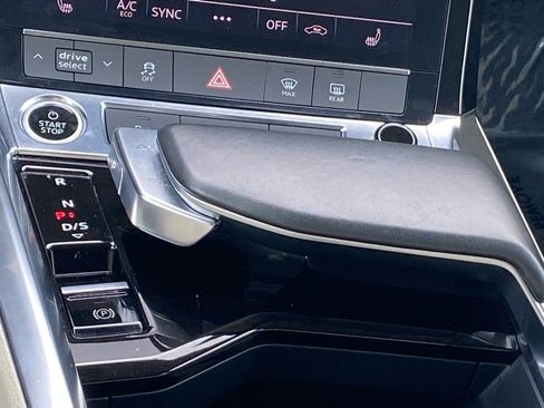 Used 2022 Audi e-tron Premium w/ Convenience Plus Package image 12