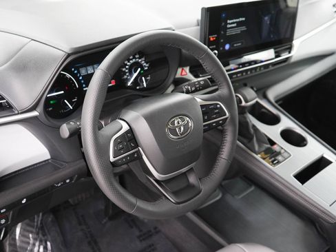 Used 2025 Toyota Sienna FWD image 22