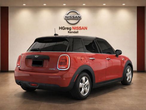 Used 2017 MINI Cooper 4-Door Hardtop w/ Technology Package FWD image 4
