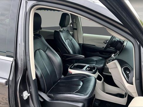 Used 2023 Chrysler Pacifica Touring-L FWD image 29