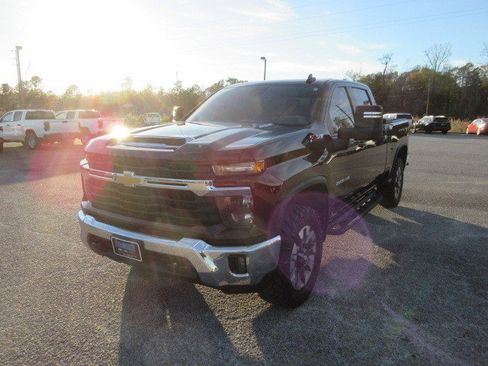 Used 2024 Chevrolet Silverado 2500 LT image 2