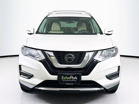 Used 2020 Nissan Rogue SV FWD image 2
