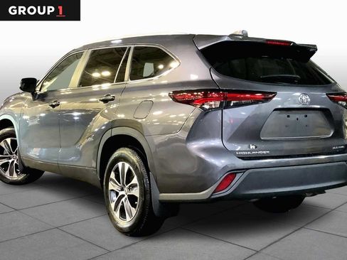 Used 2024 Toyota Highlander XLE image 11