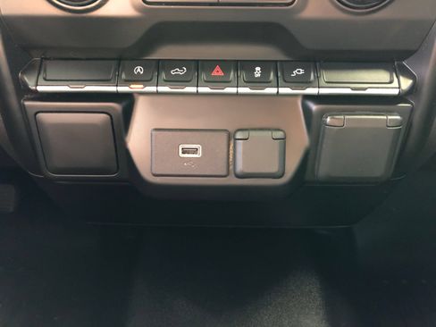 Used 2020 Chevrolet Silverado 1500 Custom w/ Custom Value Package AWD/4WD image 22