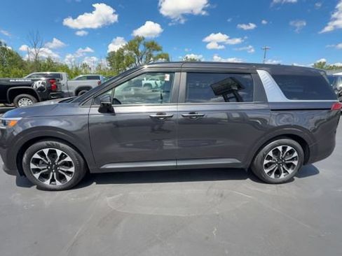 Used 2024 Kia Carnival EX FWD image 5