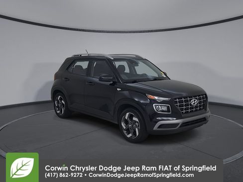 Used 2025 Hyundai Venue SEL FWD image 3